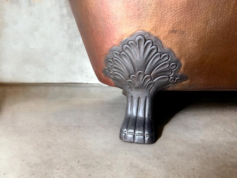 DETAIL OF THE COPPER BATHTUB LUXIA