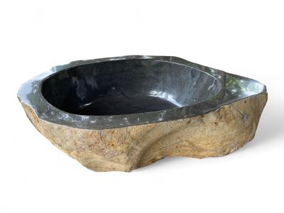 BADEWANNE AUS ROSTIGEM STEIN VENICE