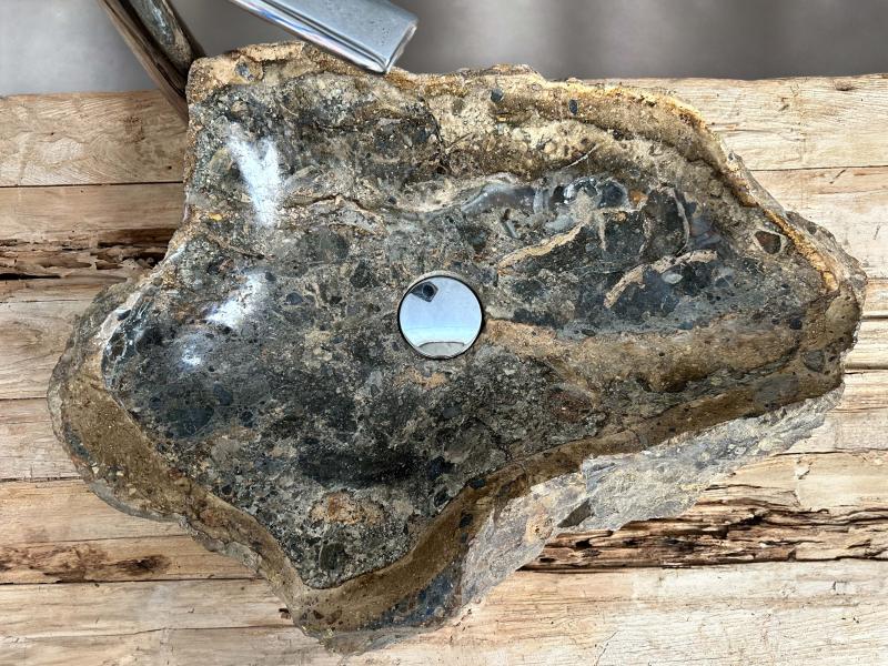 Steinwaschbecken in naturlichen Farben