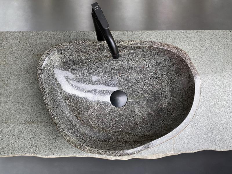 EXKLUSIVES WASCHBECKEN AUS OXIDIERTEM STEIN DOHA