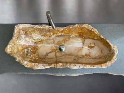WASCHBECKEN AUS BRAUNEM STEIN GUNN