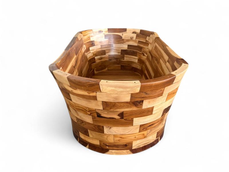 DETAIL OF FREESTANDING BATHTUB JEWEL