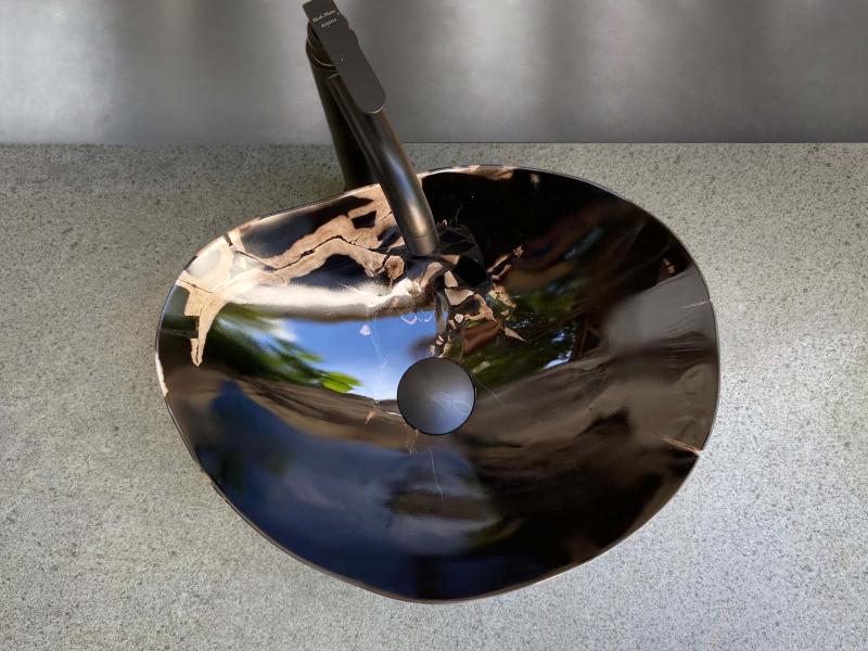 Weißes und Braunes Waschbecken Singapur