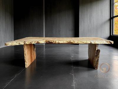 MESA DE COMEDOR CON BORDES VIVOS DE LICHI
