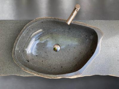 Lavabo in pietra irregolare con interno lucidato