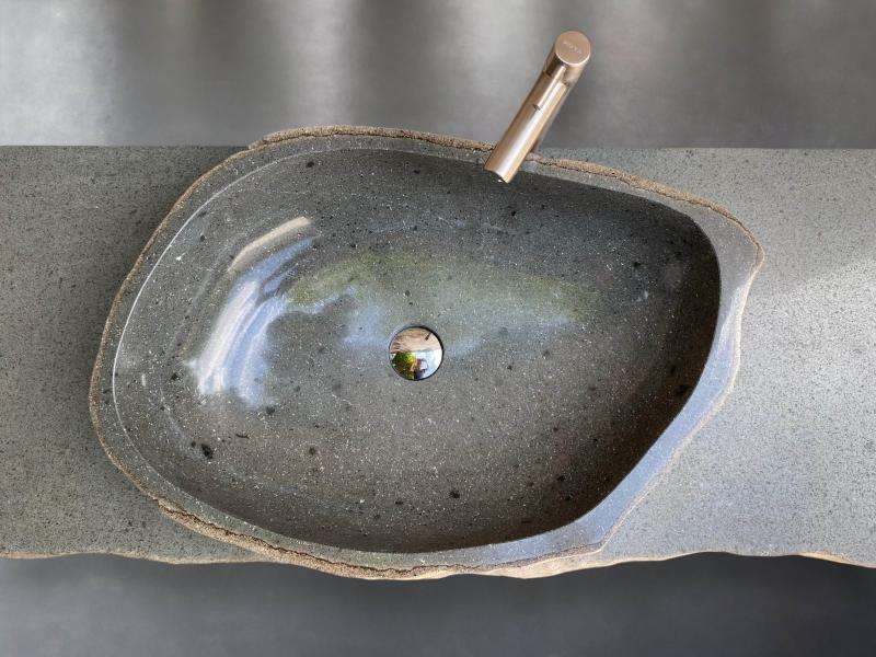 Lavabo in pietra irregolare con interno lucidato