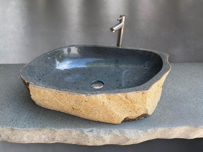 Waschbecken im organischen Design aus Naturstein