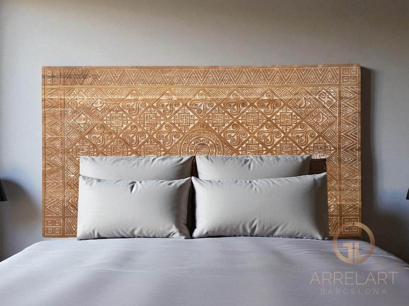 TETE DE LIT EN BOIS SCULPTE CHAMAREL