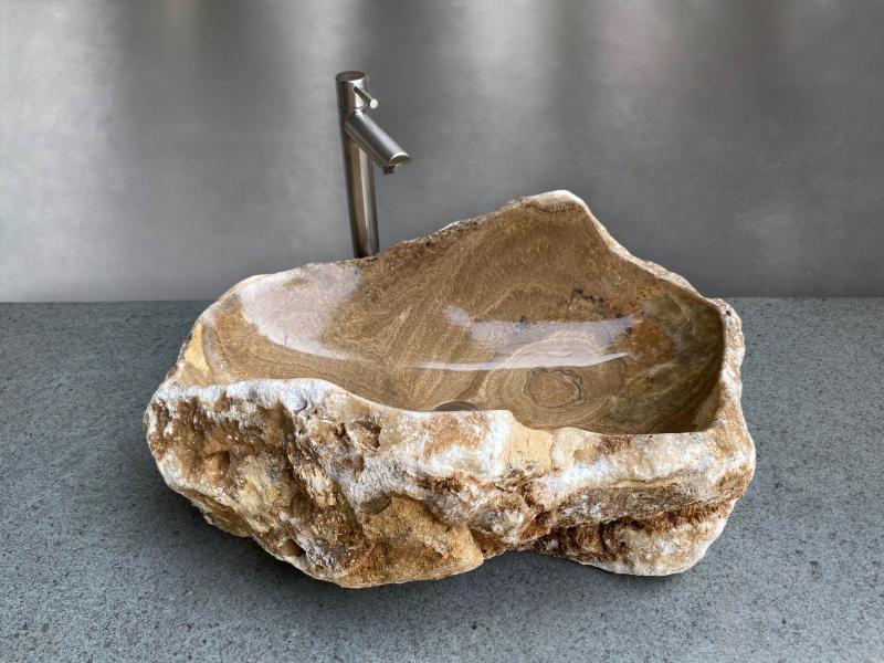 LAVABO DE PIEDRA CON TONOS MARRONES