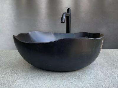 Petit lavabo en bois petrifie noir