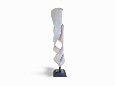 ESCULTURA DE TECA TALLADA EN ESPIRAL