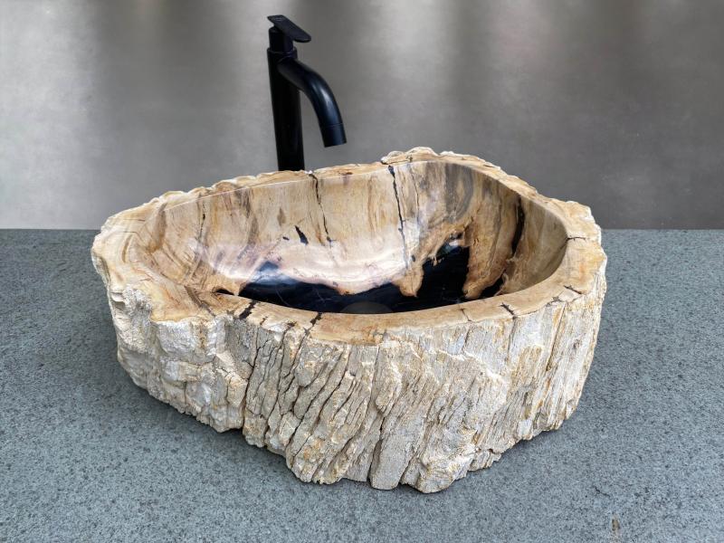 JAHRTAUSENDEALTES WASCHBECKEN AUS VERSTEINERTEM HOLZ UZERCHE