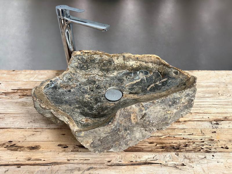 WASCHBECKEN AUS JAVA-STEIN IN RAUCHIGEN FARBTONEN