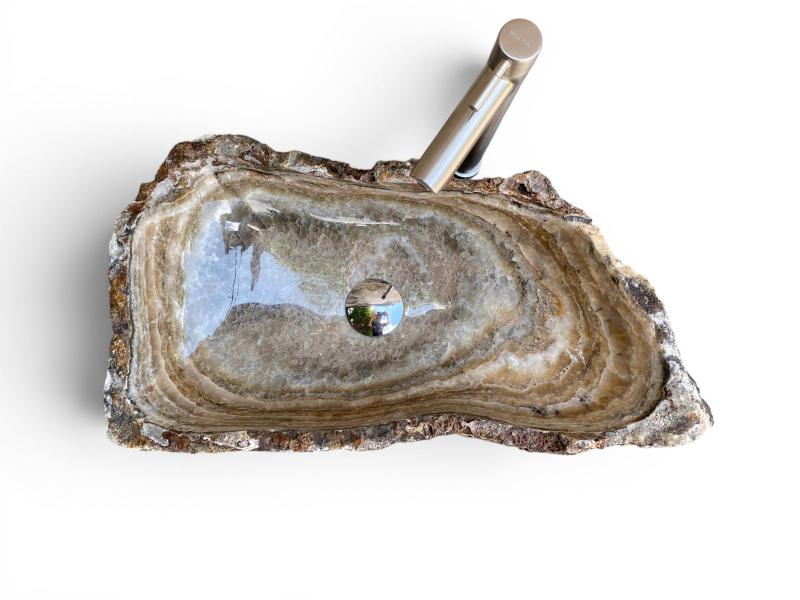 GEADERTES WASCHBECKEN AUS NATURSTEIN YVORNE