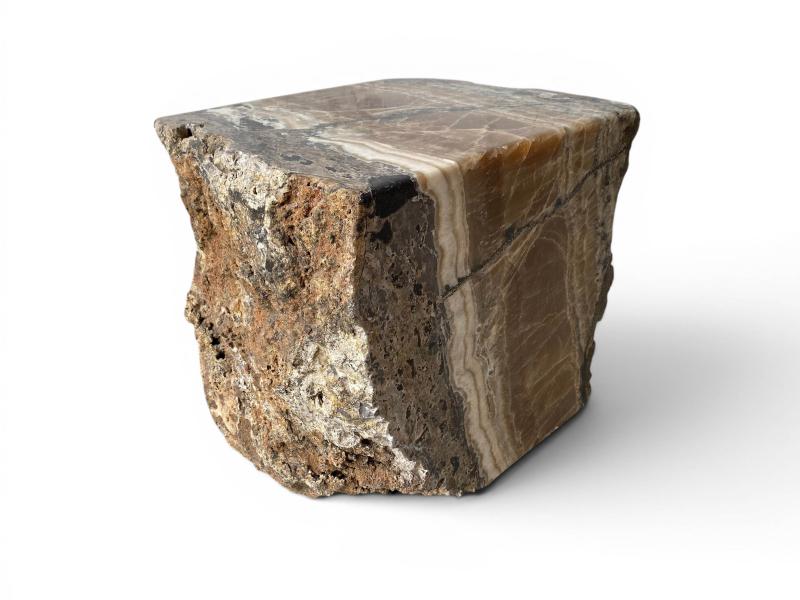 SKULPTURALER HOCKER AUS NATURSTEIN TIVOLI