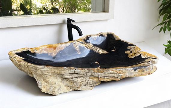 VERSTEINERTEM HOLZ
